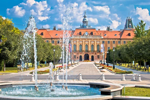 Sombor szökőkút tér és a városháza kilátás — Stock Fotó