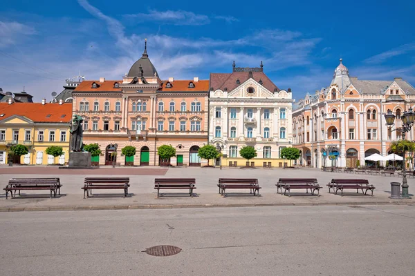 Vrijheidsplein in Novi Sad bogen en architectuur uitzicht — Stockfoto