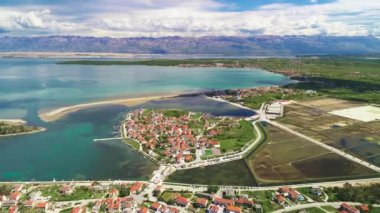 Nin ve Velebit'in Adriyatik kasabası arka plan havadan görünümü, Hırvatistan'ın Dalmaçya bölgesi