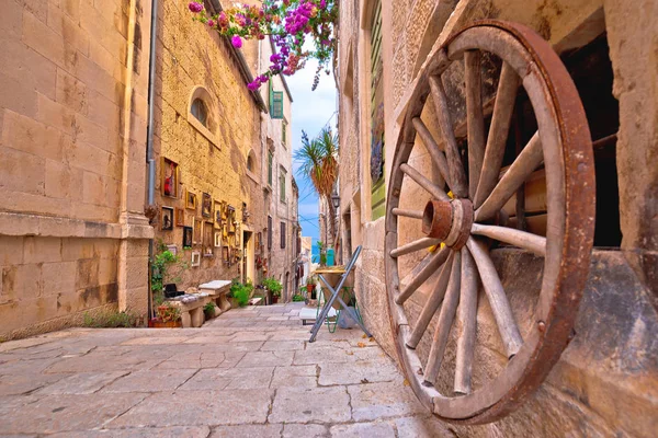 Korcula kasabası dik dar taş sokak renkli görünümü — Stok fotoğraf