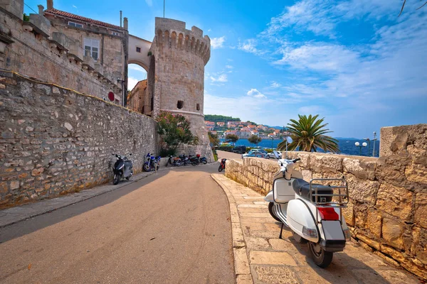 Stad Korcula stenen toren en stadsmuren kleurrijke uitzicht — Stockfoto