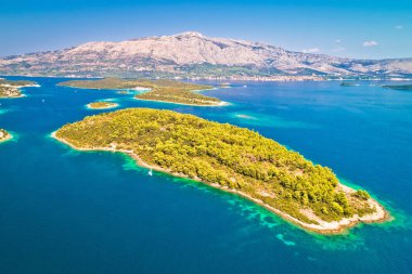 Korcula takımadalarında Vrnik adasının havadan görünümü