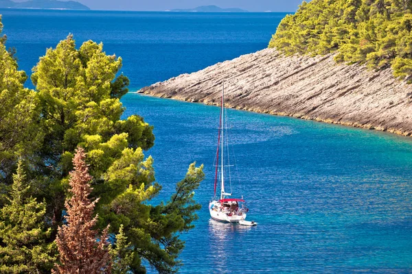 Isola di Korcula nascosta baia di vela turchese in Pupnatska Luka — Foto Stock