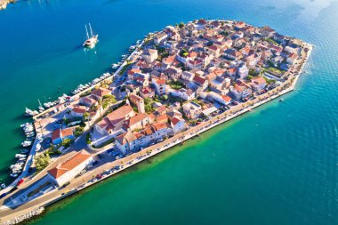 Split banliyösünde Vranjiç ada havadan görünümü