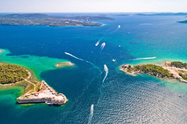Aziz Nikola kalesi ve Sibenik körfezi girişi havadan görünümü