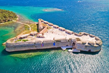 Sibenik körfezi girişine bakan Aziz Nikola Kalesi