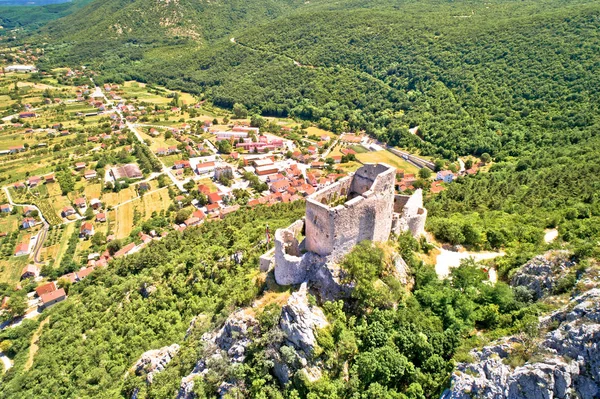 Town of Vrlika and Prozor hill fortress ruins aerial view — Stock Photo, Image