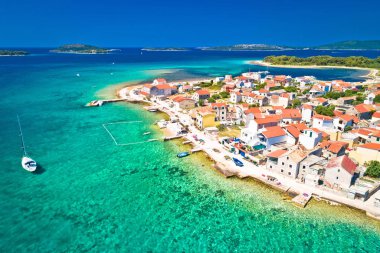 Krapanj adasının renkli takımadaları panoramik manzara
