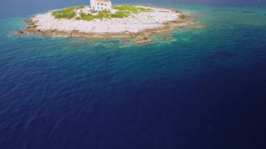 Yalnız ada ve deniz feneri üzerinde hava uçmak, Hırvatistan Korcula riviera, ada Vela Sestrica