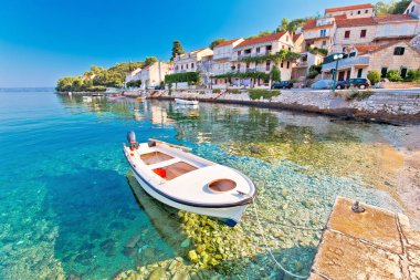 Korcula adası sahilindeki Pastoral kıyı köyü Racisce 