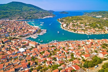 Korcula adası havadan görünümünde Vela Luka Körfezi