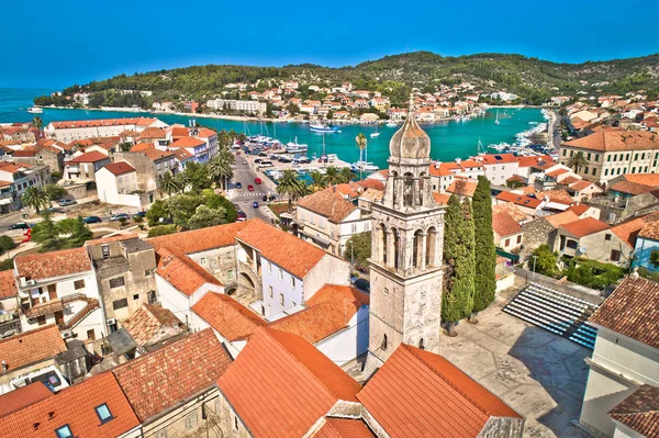 Ciudad de Vela Luka en la isla de Korcula torre de la iglesia y la costa a —  Fotos de Stock