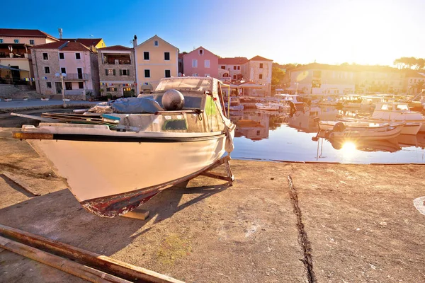 Wioska sali na wyspie Dugi otok kolorowy poranek widok na port — Zdjęcie stockowe