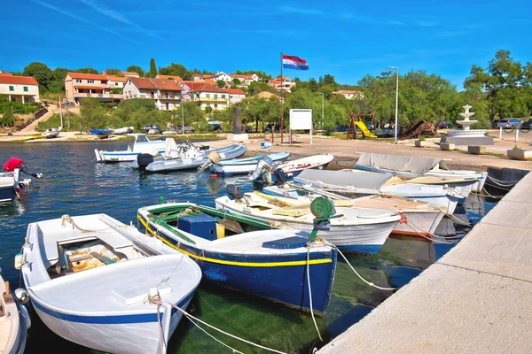 Luka στο λιμάνι του νησιού DUGI Otok και θέα στην προκυμαία — Φωτογραφία Αρχείου