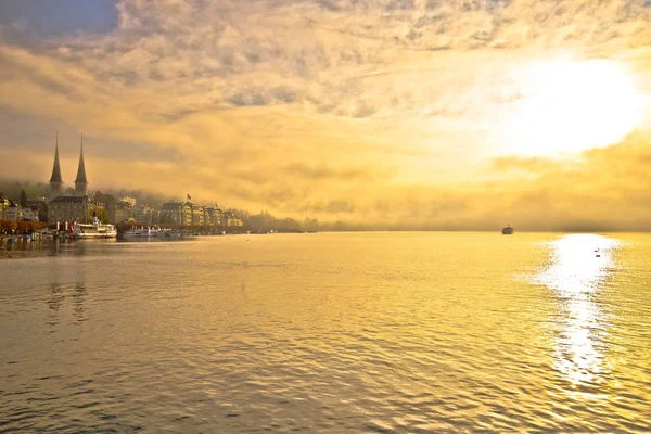 Città di Lucerna mistica mattina nebbia vista dal lago — Foto Stock