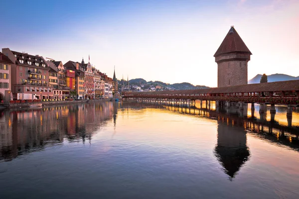Jembatan Kapel kayu Luzern dan menara pemandangan fajar — Stok Foto