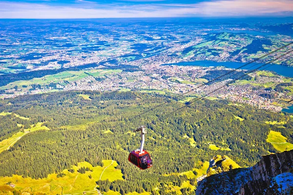 Monte Pilatus via aérea acima de falésias e terra do Lago Lucerna — Fotografia de Stock