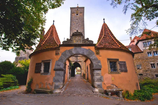 Rothenburg ob der Tauber. Western town gate Burgtor) of medieval — Stock Photo, Image