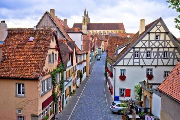 Colorida rua de paralelepípedos da cidade histórica de Rothenburg ob der Ta — Fotografia de Stock