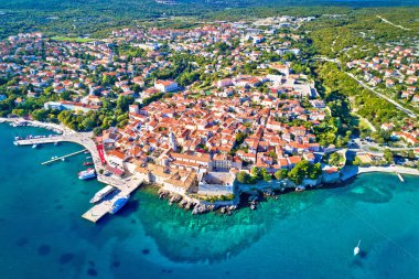 Krk hava manzaralı Idyllic Adriyatik ada kasabası,
