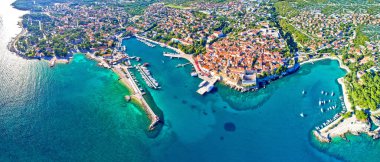 Krk hava panoramik manzaralı Idyllic Adriyatik ada kasabası
