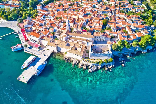 Idylický Jadranský ostrov město Krk letecký pohled — Stock fotografie