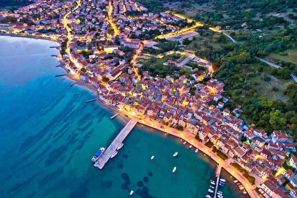 Baska. Luftaufnahme der Stadt von Baska Küste und Hafen. — Stockfoto