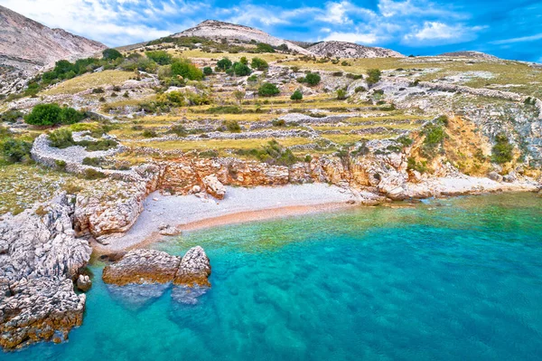 Isla de Krk idílica playa de guijarros con paisaje kárstico, piedra d —  Fotos de Stock