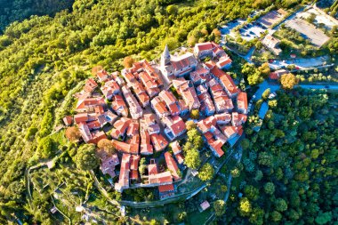 Groznjan. Groznjan 'ın antik tepe köyü panoramik manzara