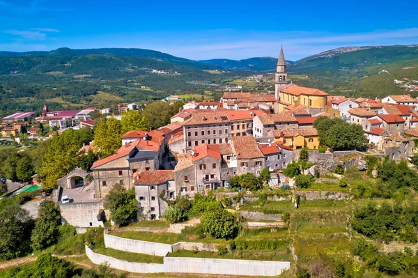 Buzet. Idilliaca città collina di Buzet in verde paesaggio vista aerea — Foto Stock