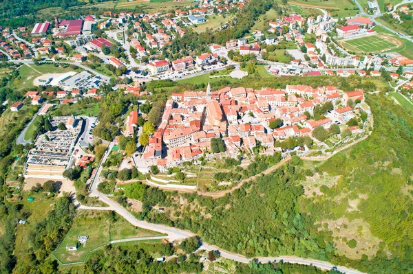 Buzet. Hügelstadt Buzet, umgeben von Steinmauern in grüner Landschaft — Stockfoto