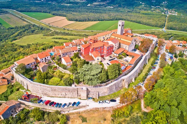 Motovun. Aerial view of idyllic hill town of Motovun surrounded — Stock Photo, Image
