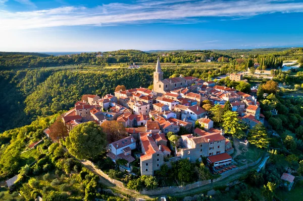 Groznjan. Antico villaggio collinare di Groznjan vista panoramica aerea — Foto Stock