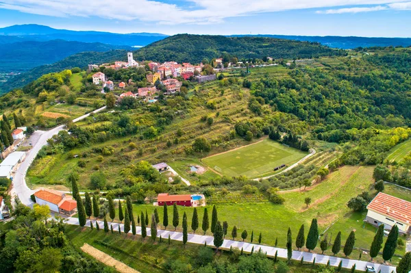 Oprtalj. Idylická krajina Istrie a vesnice Oprtalj aeri — Stock fotografie