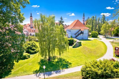 Varazdin. Varazdin parkının eski kapısı ve Hırvatistan 'ın kuzeyindeki kent manzarası