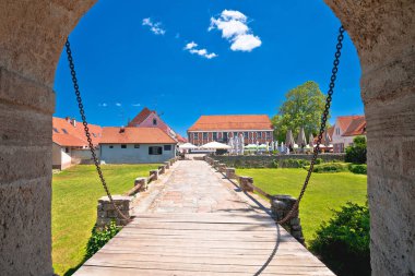 Varazdin. Varazdin parkının eski kapısı ve Hırvatistan 'ın kuzeyindeki kent manzarası