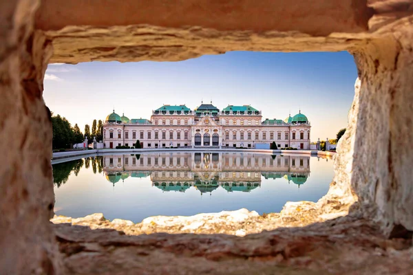 在奥地利首都的地标 日落时 维也纳的Belvedere透过石窗眺望水 — 图库照片
