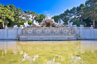 Viyana. Schonbrunn Sarayı bahçesi ve Neptün çeşme manzarası, Avusturya 'nın başkenti.