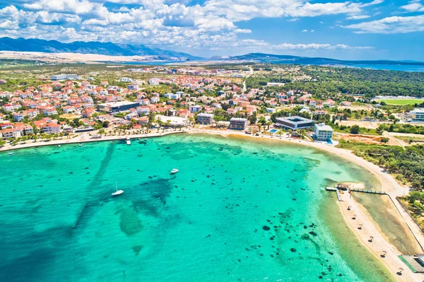 ノヴァルヤビーチの町とパグ島の空中ビュー クロアチアのダルマチア地方のウォーターフロント — ストック写真