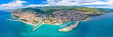 Crikvenica 'da. Adriyatik Denizi kıyısında panoramik manzaralı bir kasaba. Hırvatistan 'ın Kvarner körfezi bölgesi