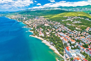 Crikvenica 'da. Adriyatik deniz plajı ve deniz manzaralı bir kasaba. Hırvatistan 'ın Kvarner körfezi bölgesi