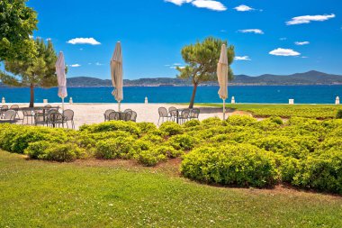 Zadar. İstriya kıyısı Riva rıhtım kafesi ve Zadar şehrinin cennet gibi doğası. Hırvat Dalmaçya takımadası.