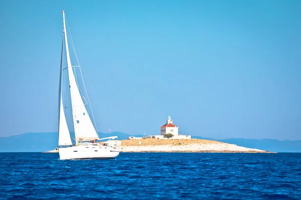 クロアチアのダルマチア地方を航海するHvar島諸島のポコンジ ドール灯台 — ストック写真