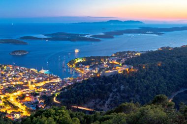 Hvar ve Pakleni adaları adaları, Croati 'nin Dalmaçya bölgesi, hava sahasında gece görüşü.