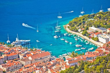Hvar körfezi ve yat limanı panoramik manzarası, Hırvatistan Dalmaçya takımadası