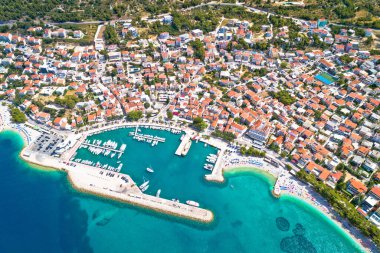 Hırvatistan 'ın Dalmaçya kentinde Baska Voda plajı ve liman manzarası, Makarska Riviera