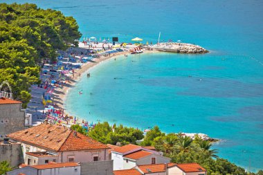 Baska Voda plajı ve kıyı manzarası, Hırvatistan 'ın Dalmaçya kentinde Makarska Rivierası