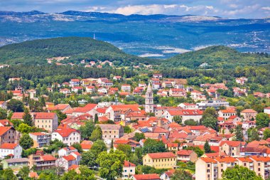 Dalmaçya iç saha manzaralı Sinj kasabası, güney Hırvatistan