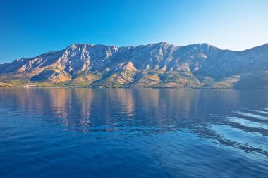 Makarska Riviera 'daki Biokovo dağı denizden görünüyor, Hırvatistan' ın Dalmaçya kentinde seyahat ediyor