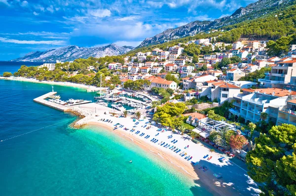 Hırvatistan 'ın Makarska Riviera, Dalmaçya bölgesindeki Brela sahili ve liman manzarası